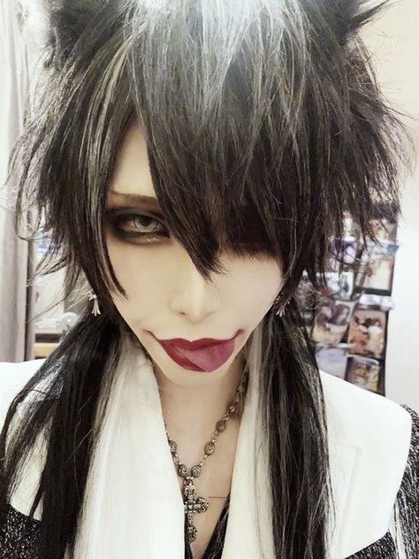 Ryuk Fanart Human, Casual Vkei Makeup, Vkei Makeup Masc, Vkei Make Up, Vkei Hair, Vkei Makeup, Visual Kei Makeup, Dazzling Bad, Funky Makeup