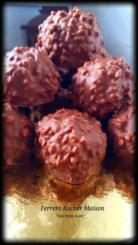 Ferrero Rocher Maison | Une petite Faim Chocolate Work, Chocolate Recipes Homemade, Ferrero Rocher, Baking Sweets, Quick Healthy, Healthy Treats, Chocolate Recipes, Fun Desserts, Truffles