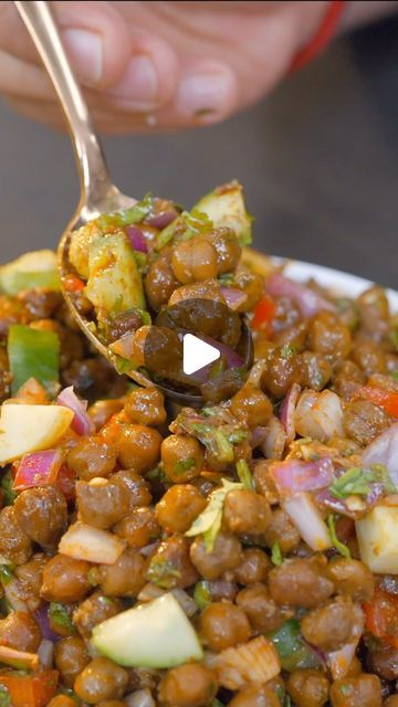 Quick Indian Snacks, Easy Veg Recipes, Veg Salad Recipes, Chana Chaat Recipe, Indian Diet Recipes, Healthy Indian Snacks, Indian Fast Food, Indian Veg Recipes, Spicy Snacks Recipes