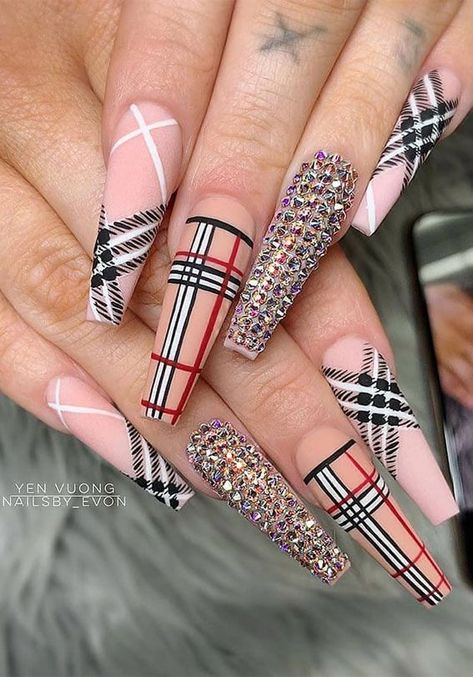 Nails Plaid, Burberry Nails, Plaid Nail Designs, Gucci Nails, Nails Autumn, Nails Sparkle, Autumn Nail, Plaid Nails, Cute Acrylic Nail Designs