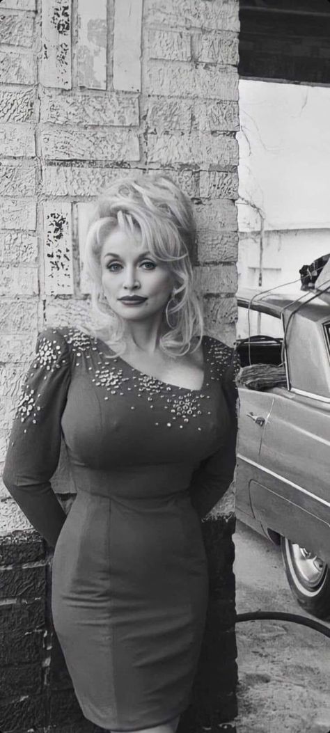 Dolly Parton Young Vintage, Dolly Parton Style, Dolly Parton Movies, Dolly Parton Pictures, Dolly World, Western Glam, South Boston, Bouffant Hair, Hello Dolly