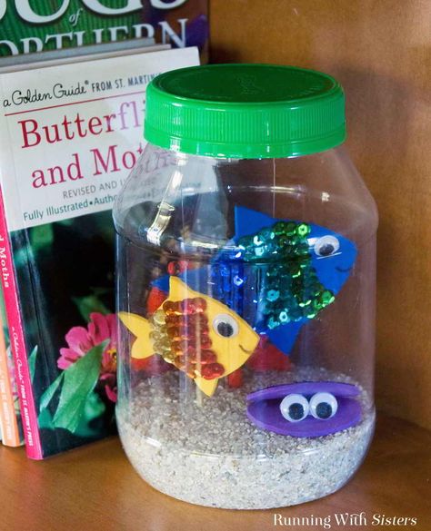 Kid Craft! Make a fun jar aquarium using craft foam, sequins, and a plastic Mayo jar. Fun to make with friends! Plastic Jar Crafts, Jam Jar Crafts, Jar Aquarium, Aquarium Craft, Friend Crafts, Craft Foam, Vbs Crafts, Diy Jar Crafts, Ocean Crafts