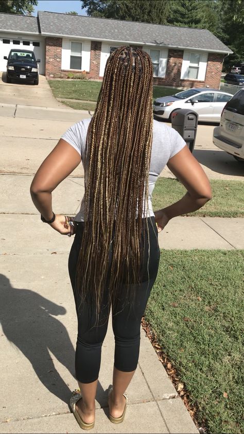 #braids #knotlessbraids #protectivestyles #boxbraids #braidstyles #longbraids Mixed Brown Knotless Braids, Thigh Length Box Braids, Honey Brown Knotless Box Braids, Thigh Length Knotless Braids, Brown Knotless Box Braids, Honey Brown Knotless Braids, Ombré Knotless, Braids Colours, Brown Knotless