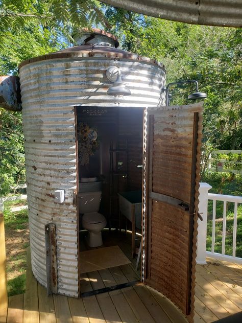 Grain Bin Bathroom Ideas, Ibc Shower Ideas, Grain Bin Bathroom, Silo Bathroom, Pump House Ideas, Outdoor Composting Toilet, Out House Ideas, Outhouse Bathroom Ideas, Galvanized Water Tank