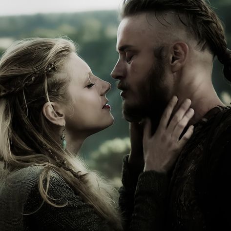 Ragnar Lothbrok And Lagertha, Ragnar And Lagertha, Vikings Travis Fimmel, Vikings Lagertha, Thor Mjolnir, History Channel Vikings, Ragnar Lothbrok Vikings, Viking Quotes, King Ragnar