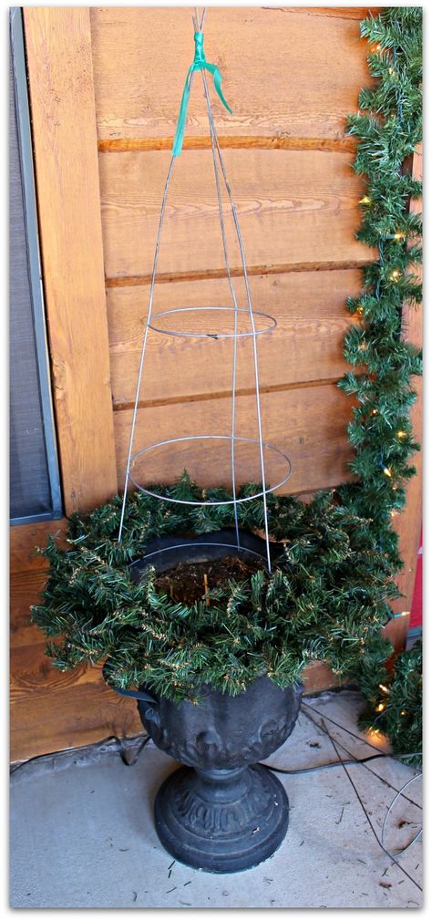 Simple Christmas Tree Decorations, Tomato Cage Christmas Tree, Diy Christmas Lights, Christmas Planters, Tomato Cages, Christmas Porch Decor, Simple Christmas Tree, Front Porch Christmas Decor, Christmas Porch