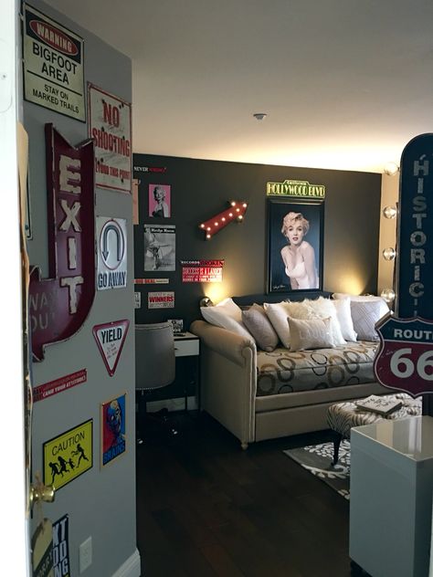 Yassss Film Themed Room, Movie Theme Living Room, Movie Theater Bedroom Ideas, Retro Movie Theater Aesthetic, Movie Themed Bedroom, Hollywood Room Decor, Hollywood Themed Bedroom, Theatre Bedroom, Broadway Themed Room