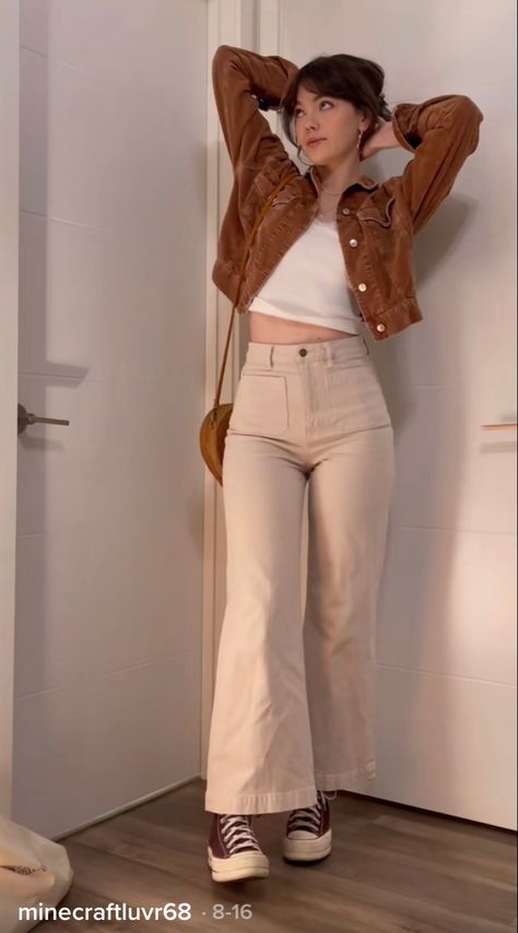 Beige Cardigan Outfits, Women Fashion Styles Types, Outfit Con Pantalon Cafe, Outfits With Tan Pants, Cafe Outfit Ideas, Outfit Marron, Outfits Cafe, Beige Aesthetic Outfit, Outfit Cafe