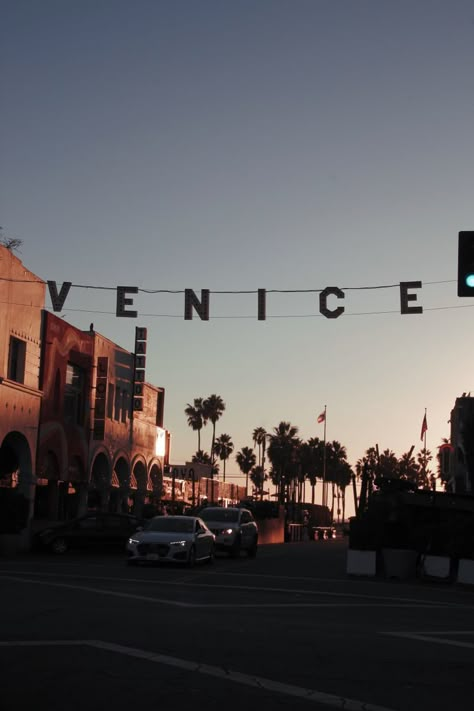 California Venice Beach, La Venice Beach, Venice Beach Sunset, Usa West Coast Road Trip, Venice Beach California Aesthetic, Venice California Aesthetic, Venice Beach Photoshoot, La Beach Aesthetic, Bikeriders Aesthetic