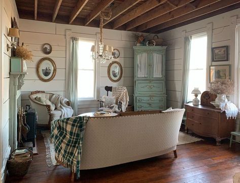 1893 Farmhouse 🌻 Sara Jo on Instagram: “I’m really enjoying the new layout in the living room. Have you read my recent blog post about how I rearranged everything? You can see…” Farm Bedroom, Bedroom Sitting Room, French Country Living Room, Master Room, Farms Living, Vintage Living Room, Bunk House, Two And A Half, New Living Room