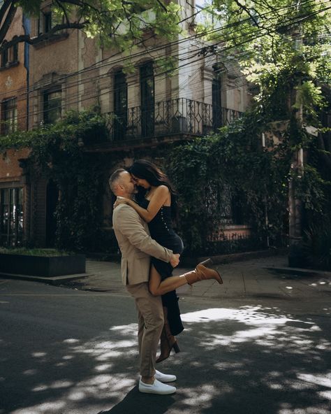 Engagement session @dunytravels #inspiringcouple 🫶🏻 #engagementphotographermexico #engagementshootmexico #engagementmexicocity #surpriseproposalmexico #surpriseproposal #engagementphotography #engagementinmexico #surpriseproposalincdmx #surpriseproposalinmexicocity #engagementinmexicocity Mexico City Engagement Photos, Engagement Photo Shoot Poses, Mexico City Wedding, Shoot Poses, City Engagement Photos, Instagram Engagement, City Engagement, City Wedding, Engagement Photoshoot