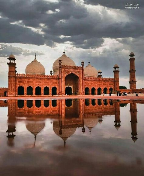 #badshahi#masjid#stunning#clouds Badshahi Mosque Aesthetic, Mannat Murad, Masjid Photography, Hadees Background, Badshahi Masjid Lahore, Pakistani Currency, Pakistani Architecture, Badshahi Masjid, Series Drawings