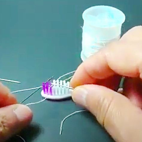 How To Easily Thread A Needle - Needle Threading Hack - Sewing Hacks Thread Needle Hack, Threading Needle Hacks, Needle Threading Hacks, How To Thread A Needle, Threading A Needle, Fix Broken Zipper, Sewing Area, How To Thread, Couple Stuff