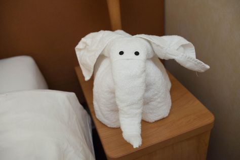 Towel Art Folding, Towel Swan, Towel Art, Towel Folding, Towel Animals, Cruise Party, Cruise Ideas, Monkey Face, How To Fold Towels