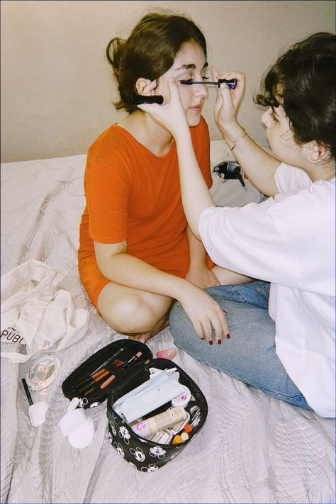 Girls Doing Makeup Together, Doing Friends Makeup, Girls Doing Each Others Make Up, Sleepover Reference, Friends Doing Makeup Together, Getting Ready To Go Out Aesthetic, Sleepover Poses, Sleepover Pictures, Dream Sleepover