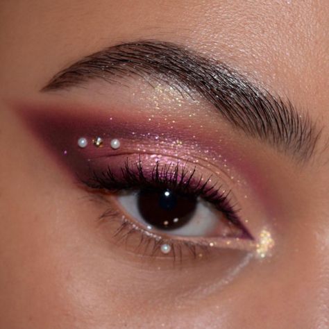 Pink Sparkly Eyeshadow Looks, Hooded Eye Makeup Inspiration, Shell Palette, Daytime Eyeshadow, Makeup Ideas Pink, Makeup Ideas Christmas, Holiday Makeup Ideas, Coral Eyeshadow, Brown Makeup Looks