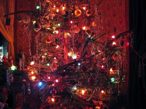 Old Timey Christmas, Old Fashioned Christmas Lights, Old Fashioned Christmas Tree, Old Fashioned Christmas Decorations, Old Fashion Christmas, Old Fashion Christmas Tree, Christmas Tree Images, Vintage Christmas Photos, 1940's Style