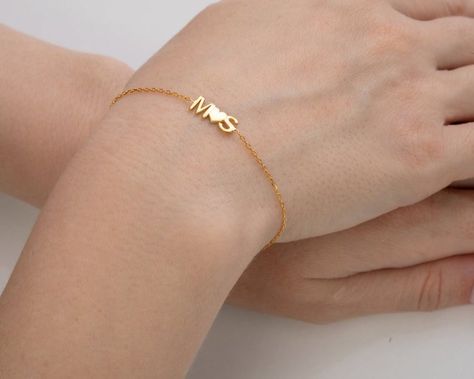 Name Bracelet Gold, Gold Name Bracelet, Nameplate Bracelet, Initial Fonts, Bracelet Name, Initial S, Infinity Earrings, Couples Bracelet, Bracelet Couple