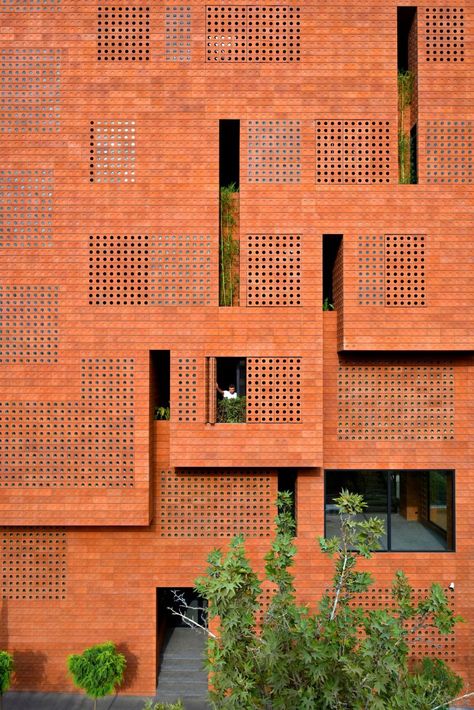 Hooba Design Group used bricks with glass inserts to create a "semi-transparent character" for the headquarters of brick manufacturer Kohan Ceram in Tehran, Iran. Brick Facade Design, Glass Brick Architecture, Glass Brick Facade Architecture, Glazed Brick Architecture, Brick Details Architecture, Iran Brick Architecture, Types Of Bricks, Shigeru Ban, Facades