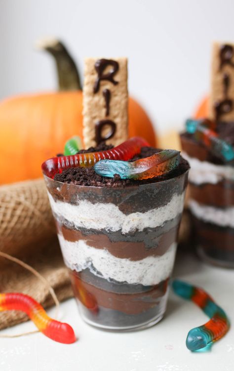 Dirt Cups For Kids, Mud Cups, Easy Cheap Desserts, Dirt Pudding Recipe, Pudding Dirt, Dirt Pudding Recipes, Dirt Recipe, Dirt Cups Recipe, Dirt Dessert