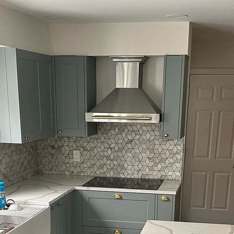 Wren Kitchens USA on Instagram: "The pairing of two-toned cabinets and Valenza Quartz countertops results in a sleek and contemporary kitchen design.  - Shaker Chelsea Juratek in Cloud Blue + Classic Cream Matte - Designed by Mark Mongillo in our Milford showroom 📸 @cekitchensolutions  #wrenkitchens #wrenovation #wrenkitchensusa #thegreatwrenovation #shakerkitchen #twotonekitchen #kitcheninspo #kitchenremodel #homereno #homeremodel #quartzcountertops #valenzaquartz" Winter Blue Kitchen Wren, Wren Cloud Blue Kitchen, Quartz With Blue Veins, Blue Vein Quartz Countertop, Wren Kitchen Handleless, Two Tone Cabinets, Wren Kitchen, Two Tone Kitchen, Contemporary Kitchen Design