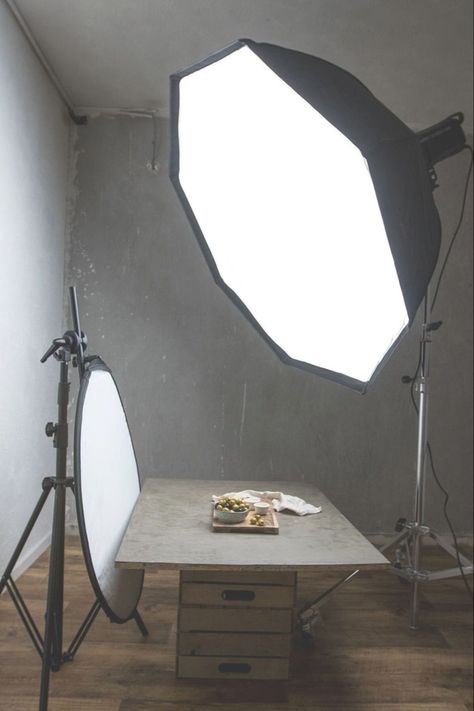 Food Photography Lighting Setup, Studio Lighting Setups, Food Photography Lighting, Photography Studio Design, Lightning Photography, Photography Studio Setup, Photography Lighting Setup, Artificial Lighting, Dark Photo