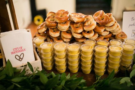 Wedding Party Ideas Receptions, Wedding Late Night Snacks, Wedding Pretzels, Pear Photo, Photo Glamour, Pretzel Bars, Wedding Snacks, Wedding Reception Favors, Reception Food