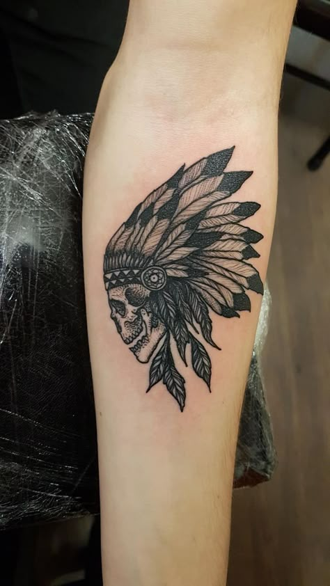 Native American Headdress Tattoo, Indian Head Tattoo, Indian Headdress Tattoo, Indian Skull Tattoos, Headdress Tattoo, Tato Tradisional, Native American Tattoo, Native American Tattoos, Native Tattoos