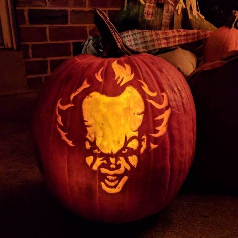 Happy Halloween from Pennywise the Dancing Clown Pumpkin Carving Pennywise, Clown Pumpkin Carving, Halloween Pumpkins Carvings Designs, Paris Halloween, Pumpkins Carving, Book Doodles, Pumpkin Carve, It Clown, Pumpkin Idea