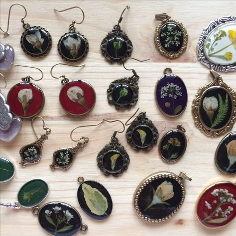 Gothic Resin Jewelry, Goth Resin Art, Vintage Jewelry Ideas, Earthy Jewelry, Resin Jewelry Diy, Clay Crafts Air Dry, Beaded Necklace Diy, Resin Tutorial, Diy Resin Art