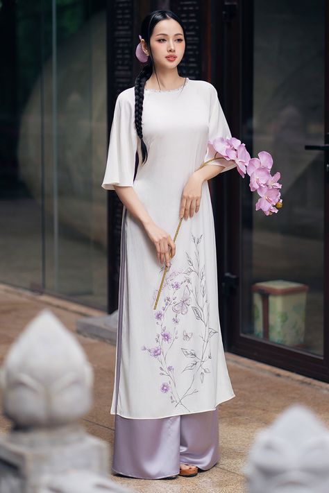 Ao Dai Modern Fashion, Traditional Vietnamese Dress, Traditional Vietnamese Clothing, Traditional Vietnamese Wedding, Ao Dai Vietnamese, Elegant Sarees, Vietnamese Clothing, Vietnam Dress, Vietnamese Wedding