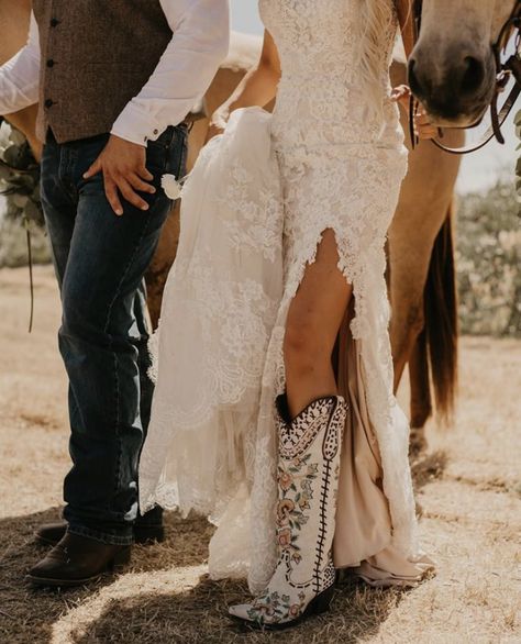 Country Wedding Pictures, Country Western Wedding, Country Wedding Photos, Western Themed Wedding, Cowgirl Wedding, Bohemian Rustic, Country Style Wedding, Country Theme Wedding, Cowboy Wedding