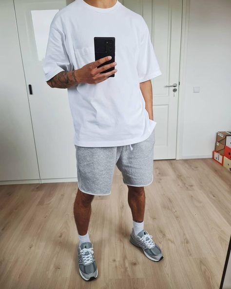 Grey Shorts Outfit Men Street Styles, Sweat Short Outfits Men, Outfit With Shorts Men, Grey Shorts Outfit Summer, Gray Shorts Outfit Men, Chill Outfit Men, Outfits With Shorts Men, Sweat Shorts Outfit Men, Grey Sweat Shorts Outfit