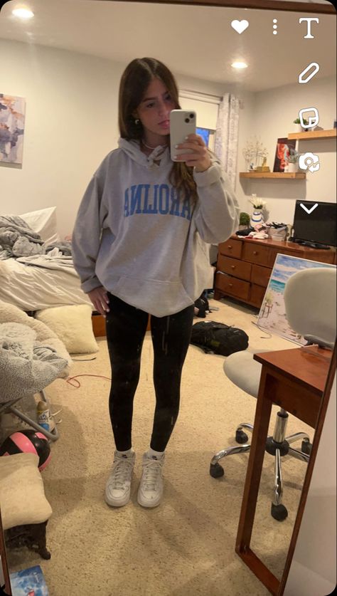 Hoodies With Leggings Outfits, Cute But Comfy Leggings Outfits, School Outfits Hoodies, Leggings Outfit Inspiration, Cute Fits With Black Leggings, Outfit Ideas W Leggings, Grey Hoodie And Leggings Outfit, Outfits With Grey Zip Up Hoodie, Cute Fits Leggings