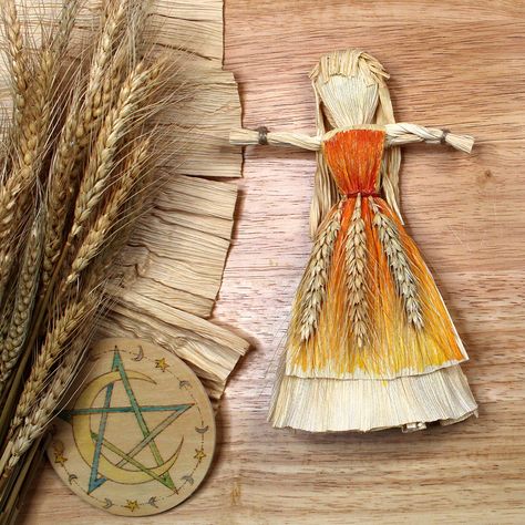 Diy Samhain Decorations, Mabon Crafts For Kids, Samhain Crafts Diy, Corn Dolly How To Make, Lammas Activities, Mabon Decor, Lammas Lughnasadh Aesthetic, Things To Do For Mabon, Mabon Decorations