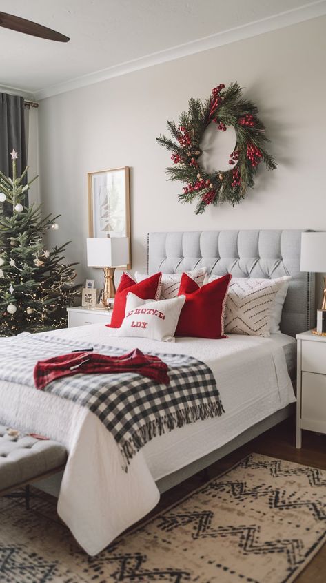 24 Christmas Bedroom Decor Ideas » HomeQly.com Airbnb Christmas Decor, Christmas Room Ideas Bedrooms, Christmas Guest Bedroom, Christmas Guest Room, Bedroom Wreath, Cozy Christmas Bedroom, Christmas Bedroom Decor Ideas, Festive Decor Ideas, Christmas Bedroom Ideas