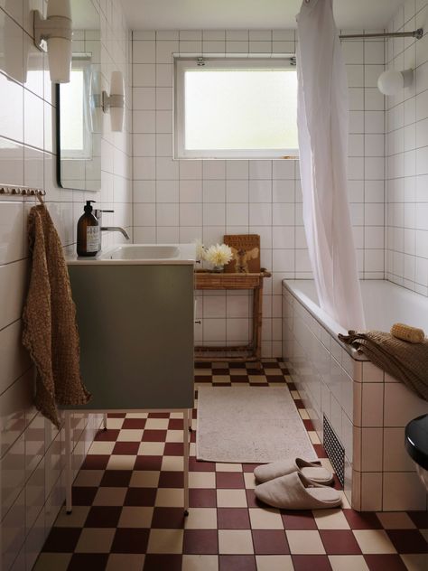 30s Bathroom, Danish Bathroom, Wallpapered Bathroom, Bathroom Italian, 1940s Bathroom, Small Vintage Bathroom, White Tile Bathroom, Modern Classic Bathroom, Simple Small Bathroom Ideas