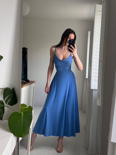 Wedding guests dress ideas Gorgeous Maxi Dresses, Drape Maxi Dress, Marine Uniform, Reversible Dress, Grad Dresses, Mode Inspo, Looks Chic, Fancy Dresses, Elegant Dress