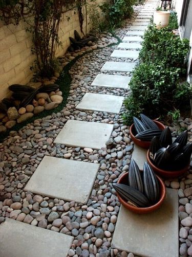 walkway from driveway to front door - but need edging so stones don't go flying when grass is cut Rock Walkway, Front Yard Walkway, Walkway Landscaping, River Rock Landscaping, Outdoor Walkway, Gravel Patio, Garden Walkway, Yard Design, Garden Pathway