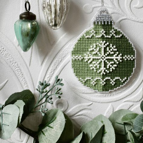 Green Cross Stitch, Christmas Needlework, Fairy Kit, Needlework Christmas, Beadwork Embroidery, Perforated Paper, Geometric Drawing, Cute Cross Stitch, Christmas Bauble