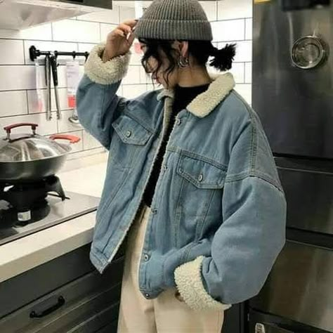 Styles With Jeans Jacket, Bulky Jacket Outfit, Ootd Jacket Jeans, Outfits With Blue Denim Jacket, Fleece Denim Jacket Outfit, Winter Outfits With Jean Jacket, Fur Lined Denim Jacket Outfit, Jeans Jacket With Fur, Fluffy Jean Jacket Outfit