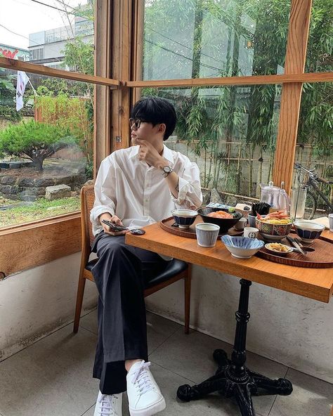 Picnic Date Outfits, Coffee Shop Concept, Korean Street Fashion Men, Man Cafe, Cafe Pictures, Coffee Date Outfits, Ootd Poses, Asian Men Fashion, Minimalist Fashion Men