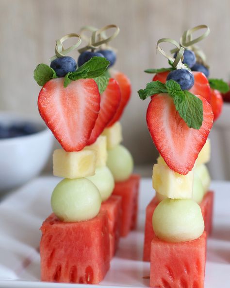 Pear Cream, Fruit Presentation, Fruit Buffet, Fruit Kebabs, Canned Pears, Fruit Platter Designs, Decorações Com Comidas, Fruit Skewers, Fruit Displays