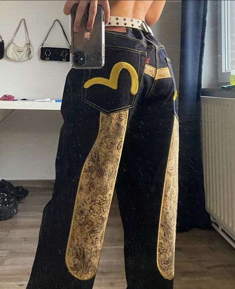 Evisu Jeans Outfit, Cute Outfits Aesthetic, Outfit Ideaa, Stile Kendall Jenner, Evisu Jeans, Y2k Inspo, Swag Girl Style, Concept Clothing, 2000s Fashion Outfits