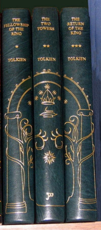 Lord of the Rings spine embossed with arch and elven rune. I particularly enjoy spines that work as a set. 하울의 움직이는 성, Into The West, J R R Tolkien, Jrr Tolkien, Book Nooks, Book Shelf, I Love Books, Keanu Reeves, Middle Earth