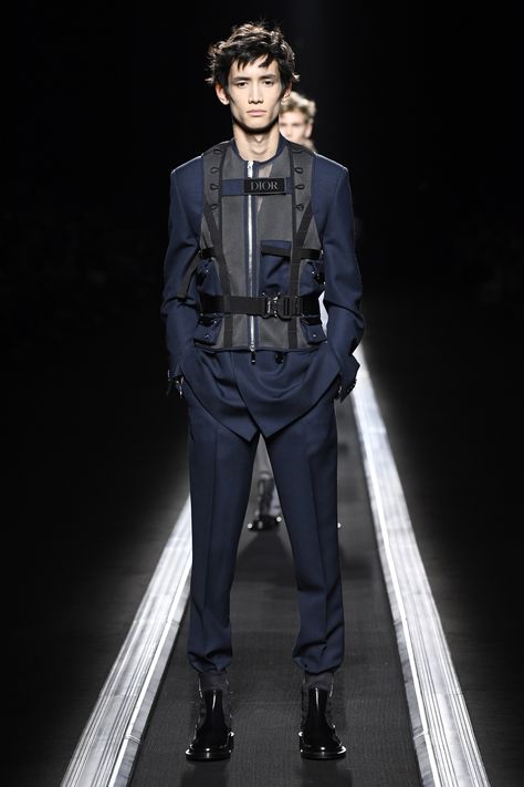 Dior Men’s Fall 2019 [PHOTOS] – WWD Sci Fi Clothing Men, Cyberpunk Mode, Style Development, Dior Men, Sci Fi Fashion, Menswear Runway, Nct Johnny, Cyberpunk Fashion, Menswear Fashion Show