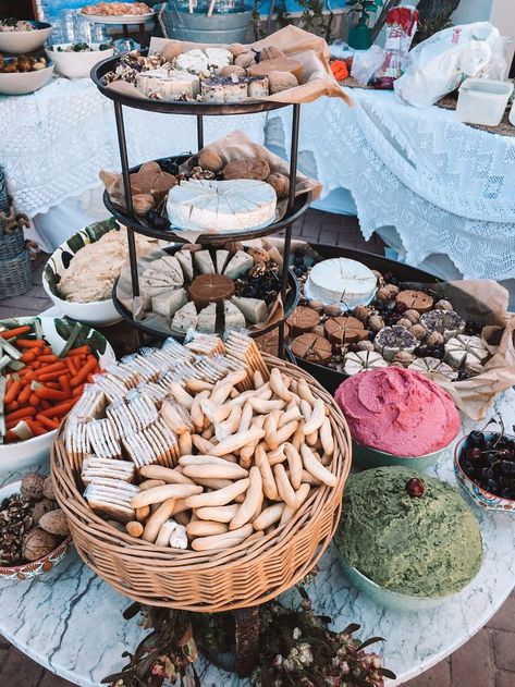 Sustainable Wedding Ideas, Vegan Wedding Food, Vegan Cheese Boards, Vegetarian Wedding, Amber Wedding, Diy Wedding Food, Foodie Wedding, Wedding In Spain, Vegan Wedding