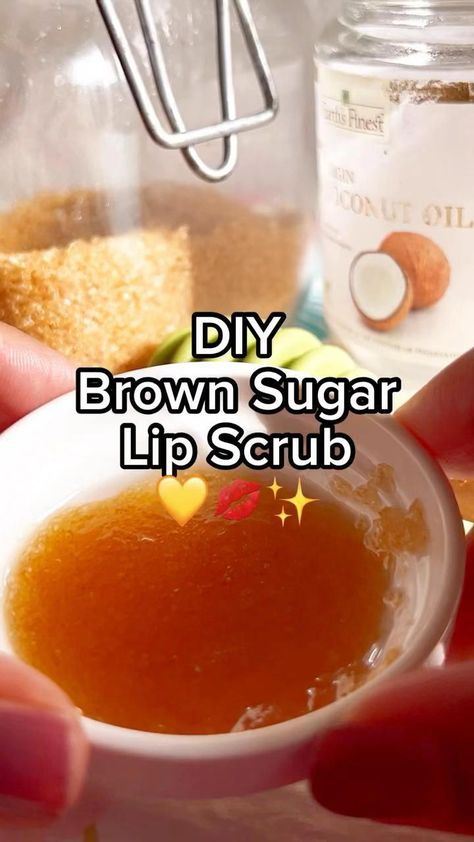 Diy Brown Sugar, Lip Scrub Homemade, Lip Scrub Diy, Lip Care Routine, Diy Body Scrub, Lip Scrubs, Sugar Lip Scrub, Baking Soda Shampoo, Diy Scrub