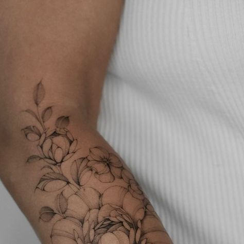 Asya Teriaeva • Floral tattoos on Instagram: "Peonies and violets 😍" Peony Bud Tattoo, Bud Tattoo, Peony Tattoo, Peony Bud, Floral Tattoos, Peonies Tattoo, Tattoo Sleeve, Minimal Tattoo, Peonies