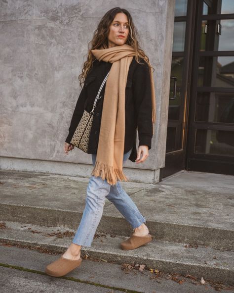 Styling Clogs Outfit, Clog Outfit Ideas, Styling Clogs, How To Style Clogs, Outfits With Clogs, Clog Outfits, Socks And Jeans, Clog Outfit, Style Clogs